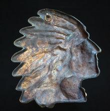 Load image into Gallery viewer, Plaque en bronze à patine verte représentant une tête d’Indien vers 1930.