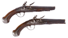 Charger l&#39;image dans la galerie, Paire de pistolets à silex d’officier. Canons ronds à pans aux tonnerres Vers 1760-1780.
