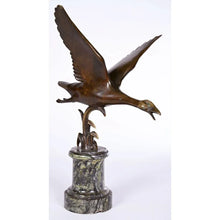 Load image into Gallery viewer, Bronze Art Déco représentant une oie, les ailes déployées
