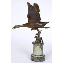 Load image into Gallery viewer, Bronze Art Déco représentant une oie, les ailes déployées
