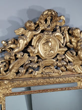 Load image into Gallery viewer, Miroir à parclose en bois doré sculpté de fleurs et écoinçons
