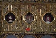 Charger l&#39;image dans la galerie, Magnifique châsse reliquaire en bronze doré en forme de chapelle XIXème siècle
