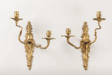 Загрузить изображение в средство просмотра галереи, Paire d&#39;APPLIQUES en bronze doré à deux bras de lumière, à décor Rocaille Epoque Louis XV
