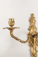 Загрузить изображение в средство просмотра галереи, Paire d&#39;APPLIQUES en bronze doré à deux bras de lumière, à décor Rocaille Epoque Louis XV
