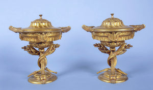 Paire de cassolettes en bronze ciselé et doré Style Louis XVI
