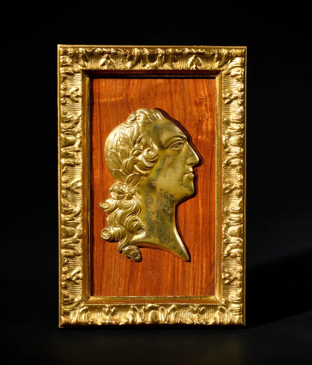 Médaillon représentant le Roi Louis XV de profil à la couronne de Lauriers