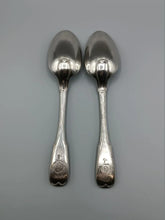 Загрузить изображение в средство просмотра галереи, CAMBRAI 1786 Vraie paire de cuillères à ragoût de modèle filets aux spatules gravées
