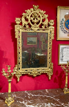 Загрузить изображение в средство просмотра галереи, Miroir à fronton ajouré en bois redoré à motifs sculptés de vase fleuri. Epoque Transition - XVIII°
