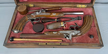 Charger l&#39;image dans la galerie, Coffret avec paire de pistolets LEPAGE.
