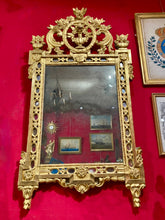 Load image into Gallery viewer, Miroir à fronton ajouré en bois redoré à motifs sculptés de vase fleuri. Epoque Transition - XVIII°
