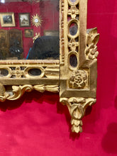Load image into Gallery viewer, Miroir à fronton ajouré en bois redoré à motifs sculptés de vase fleuri. Epoque Transition - XVIII°
