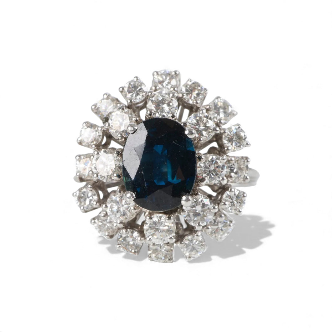 Bague en or blanc serti d'un saphir ovale