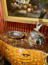 Charger l&#39;image dans la galerie, Franco Lapini - Grand plat ovale à cloche en métal argenté figurant un rapace aux ailes déployées
