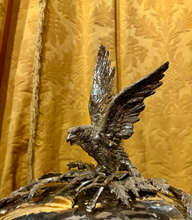 Charger l&#39;image dans la galerie, Franco Lapini - Grand plat ovale à cloche en métal argenté figurant un rapace aux ailes déployées
