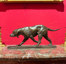Charger l'image dans la galerie, Chien de chasse en bronze patiné Ep. fin XIXe
