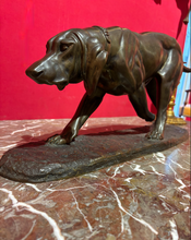 Charger l'image dans la galerie, Chien de chasse en bronze patiné Ep. fin XIXe
