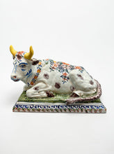 Charger l'image dans la galerie, Paire de vaches couchées en faïence polychrome de Delft, Ep. XVIIIe siècle
