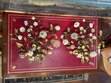 Load image into Gallery viewer, Paire d'appliques à deux bras de lumières en métal ciselé et doré à décor de feuillage XIXe
