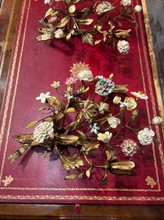 Load image into Gallery viewer, Paire d'appliques à deux bras de lumières en métal ciselé et doré à décor de feuillage XIXe
