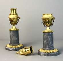 Charger l&#39;image dans la galerie, Paire de bougeoirs cassolette en bronze ciselé et doré et marbre bleu turquin - fin XVIII
