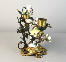 Загрузить изображение в средство просмотра галереи, Bougeoir à 2 lumières d&#39;époque Louis XV en bronze doré et porcelaine
