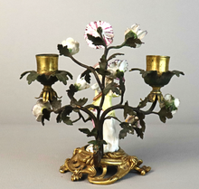 Load image into Gallery viewer, Bougeoir à 2 lumières d&#39;époque Louis XV en bronze doré et porcelaine
