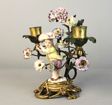 Загрузить изображение в средство просмотра галереи, Bougeoir à 2 lumières d&#39;époque Louis XV en bronze doré et porcelaine
