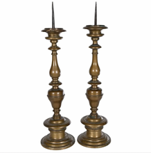 Charger l'image dans la galerie, Paire de pique cierge en bronze patiné de forme balustre Ep.XVIIè
