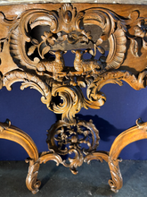 Charger l'image dans la galerie, Console d’époque Régence en noyer mouluré et sculpté
