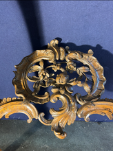 Charger l'image dans la galerie, Console d’époque Régence en noyer mouluré et sculpté
