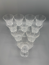 Charger l'image dans la galerie, 20 verres en cristal à décor taillé de pointes de diamant
