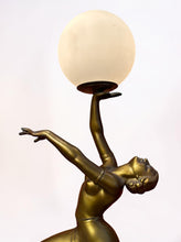 Load image into Gallery viewer, Lampe Art Déco "Danseuse au globe" France, c.1930
