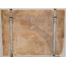 Load image into Gallery viewer, Plaque en onyx dans l’esprit Art Déco représentant des poissons exotiques
