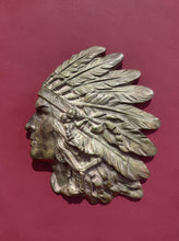 Load image into Gallery viewer, Plaque en bronze à patine verte représentant une tête d’Indien vers 1930.
