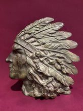 Load image into Gallery viewer, Plaque en bronze à patine verte représentant une tête d’Indien vers 1930.
