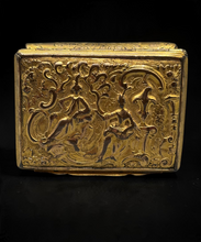 Charger l'image dans la galerie, Boîte à priser Antiquaire Rouen - Galerie de l'Astrée du XVIIIe siècle en pomponne doré avec décor de chinoiseries
