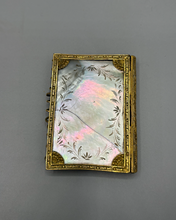 Load image into Gallery viewer, Carnet de bal en nacre et laiton doré, époque Charles X

