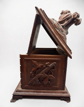 Загрузить изображение в средство просмотра галереи, Cave à cigares Antiquaire Rouen - Galerie de l'Astrée en bois sculpté style Forêt-Noire avec lion et motifs végétaux
