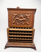 Загрузить изображение в средство просмотра галереи, Cave à cigares Antiquaire Rouen - Galerie de l'Astrée en bois sculpté XIXe siècle avec décor végétal et lion

