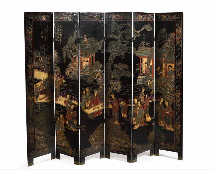 Grand paravent à six feuilles Ep XVIIIe en laque de Coromandel, à riche décor, pour un coté, de scènes animées en extérieur dans des réserves aux dragons et poème de Li Po et de l'autre d'oiseaux branchés dans des réserves fleuries. Fin du XVIIe, début du XVIIIe siècle. Feuille. 210,5 x 40,5 cm