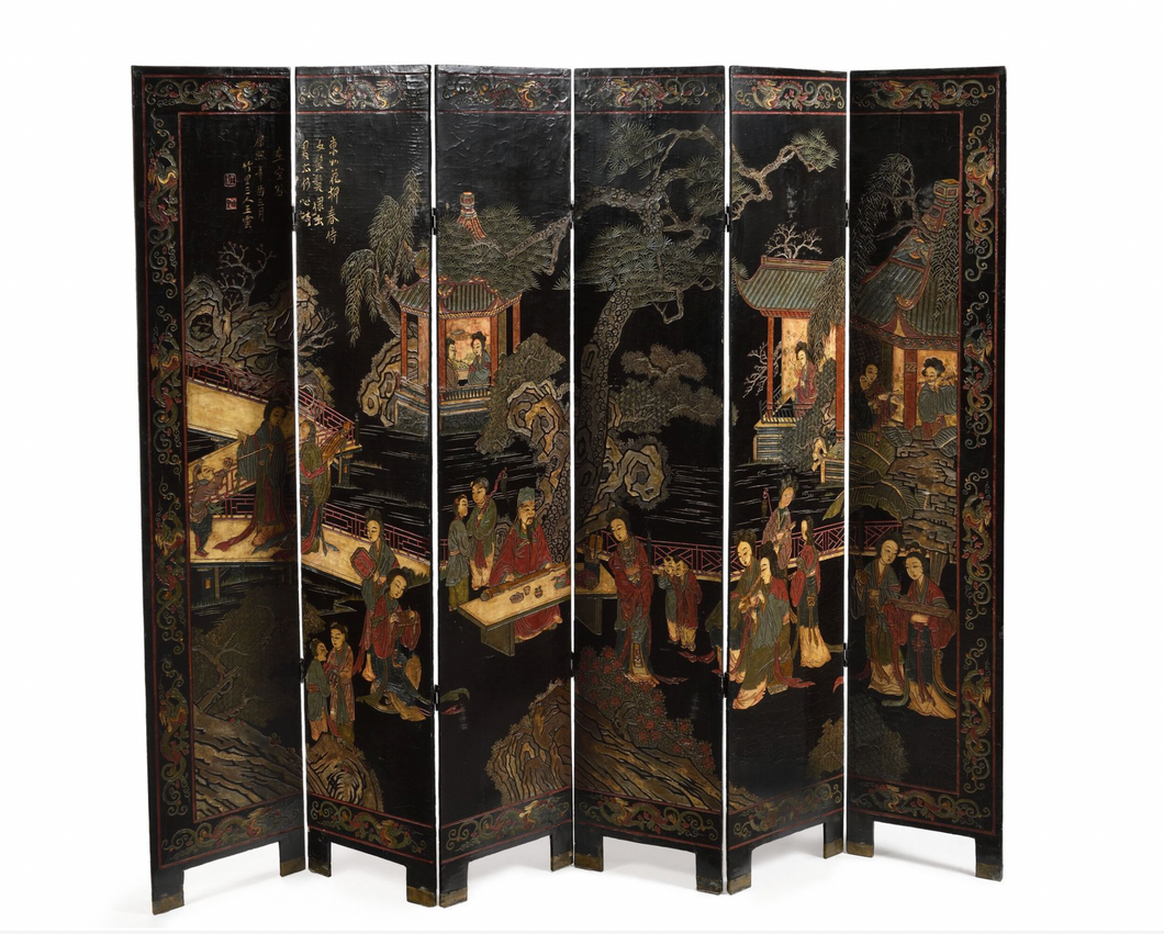 Grand paravent à six feuilles Ep XVIIIe en laque de Coromandel, à riche décor, pour un coté, de scènes animées en extérieur dans des réserves aux dragons et poème de Li Po et de l'autre d'oiseaux branchés dans des réserves fleuries. Fin du XVIIe, début du XVIIIe siècle. Feuille. 210,5 x 40,5 cm