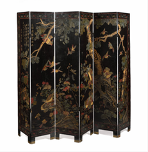 Загрузить изображение в средство просмотра галереи, Grand paravent à six feuilles Ep XVIIIe en laque de Coromandel, à riche décor, pour un coté, de scènes animées en extérieur dans des réserves aux dragons et poème de Li Po et de l&#39;autre d&#39;oiseaux branchés dans des réserves fleuries. Fin du XVIIe, début du XVIIIe siècle. Feuille. 210,5 x 40,5 cm
