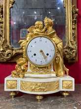 Load image into Gallery viewer, Pendule en marbre blanc et bronze ciselé doré à sujet de &quot;Psyché et l&#39;Amour&quot; XVIIIe
