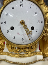 Load image into Gallery viewer, Pendule en marbre blanc et bronze ciselé doré à sujet de &quot;Psyché et l&#39;Amour&quot; XVIIIe
