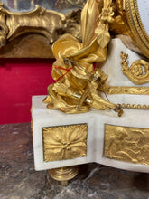 Загрузить изображение в средство просмотра галереи, Pendule en marbre blanc et bronze ciselé doré à sujet de &quot;Psyché et l&#39;Amour&quot; XVIIIe
