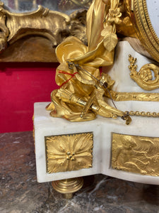 Pendule en marbre blanc et bronze ciselé doré à sujet de "Psyché et l'Amour" XVIIIe