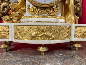 Pendule en marbre blanc et bronze ciselé doré à sujet de "Psyché et l'Amour" XVIIIe