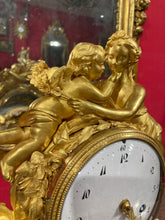 Charger l&#39;image dans la galerie, Pendule en marbre blanc et bronze ciselé doré à sujet de &quot;Psyché et l&#39;Amour&quot; XVIIIe
