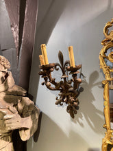 Load image into Gallery viewer, Paire d&#39;appliques en fer forgé à décor de fleurs de Lys - Début XXè
