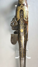 Charger l&#39;image dans la galerie, Longue paire de pistolets d’arçon d’officier d&#39;époque Louis XV
